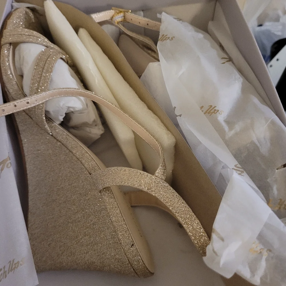 Size 8.5 champagne wedges - Picture 2 of 3